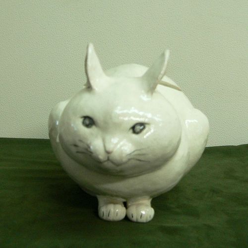 猫の置物;手あぶり猫/手焙り猫201317 （灰釉・白ネコ）