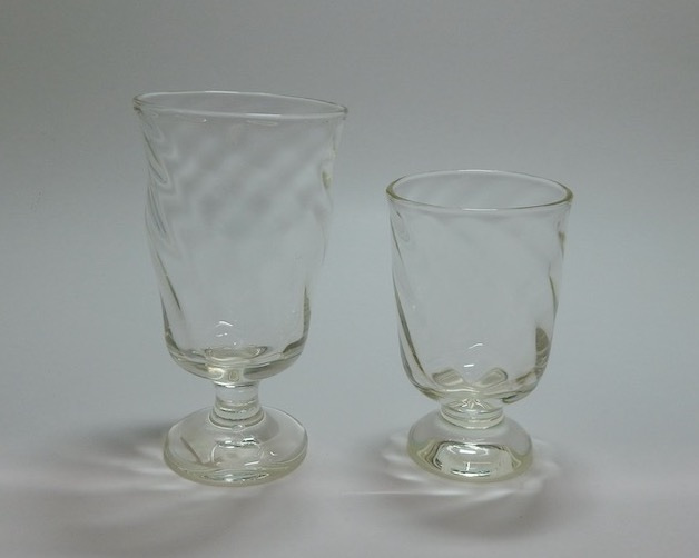白瑠璃ガラス 十一方流れ高脚杯ペア18119・19121